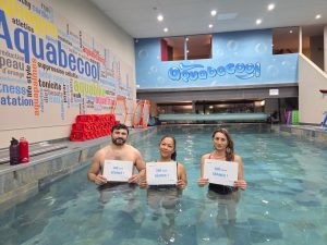 Clients Aquabecool Pascal Ghislaine et Laura célèbrent leurs 100, 200 et 300 séances d'aquabike
